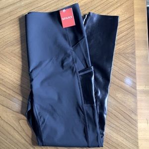 SPANX Every.Wear™ Active Gloss Pocket Leggings